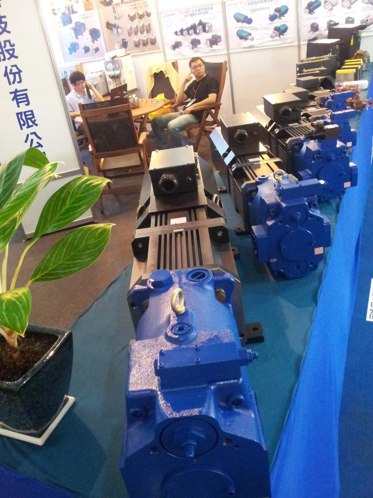 绿捷传动参展摊位展出的油泵与马达